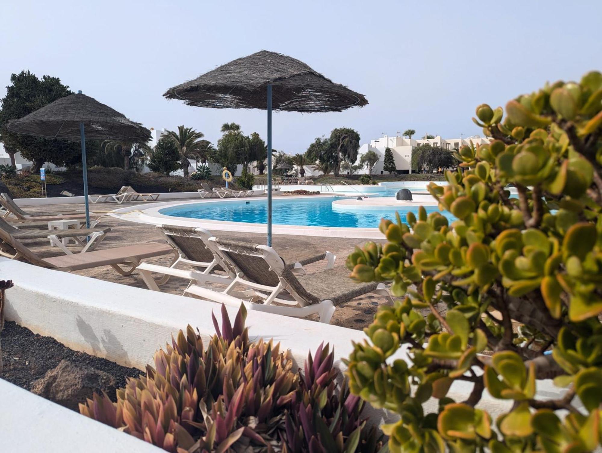 Apartment Charming Flat In Molinos With Terrace & Pools, Near Playa Bastian